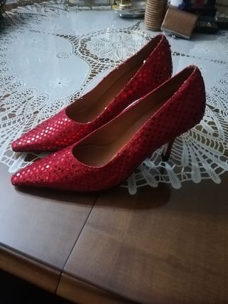 Zapatos rojos brillantes