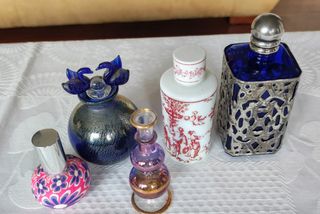 Bottiglie di profumo.