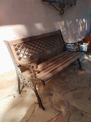 Banco jardín antiguo de madera y metal