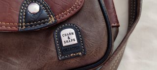 Bolso bandolera CHARM & SHAPE marrón