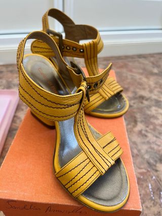 Sandalias amarillas tacón bajo