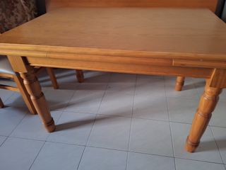 Mesa de madera de pino