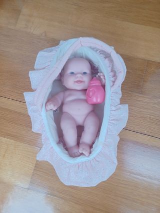 Muñeca bebé en moisés rosa
