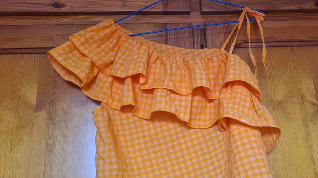 Blusa Benetton naranja hombro descubierto