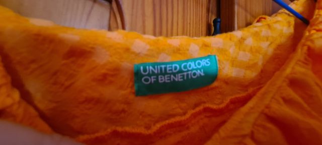 Blusa Benetton naranja hombro descubierto