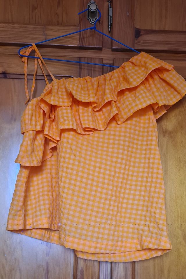 Blusa Benetton naranja hombro descubierto