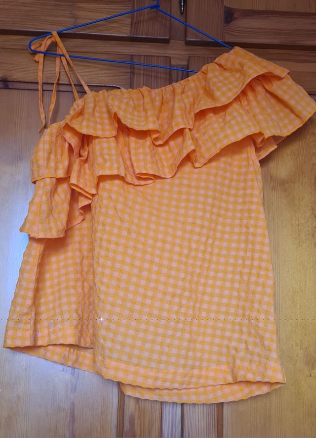 Blusa Benetton naranja hombro descubierto