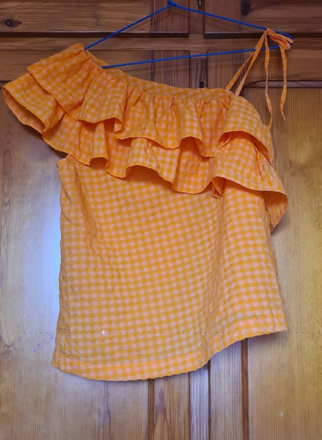 Blusa Benetton naranja hombro descubierto