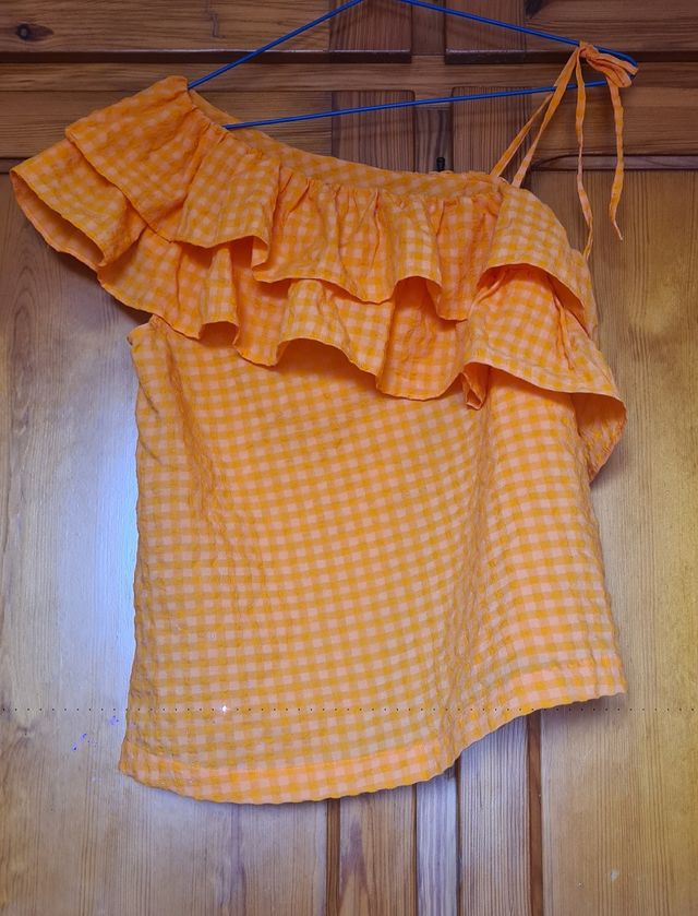 Blusa Benetton naranja hombro descubierto