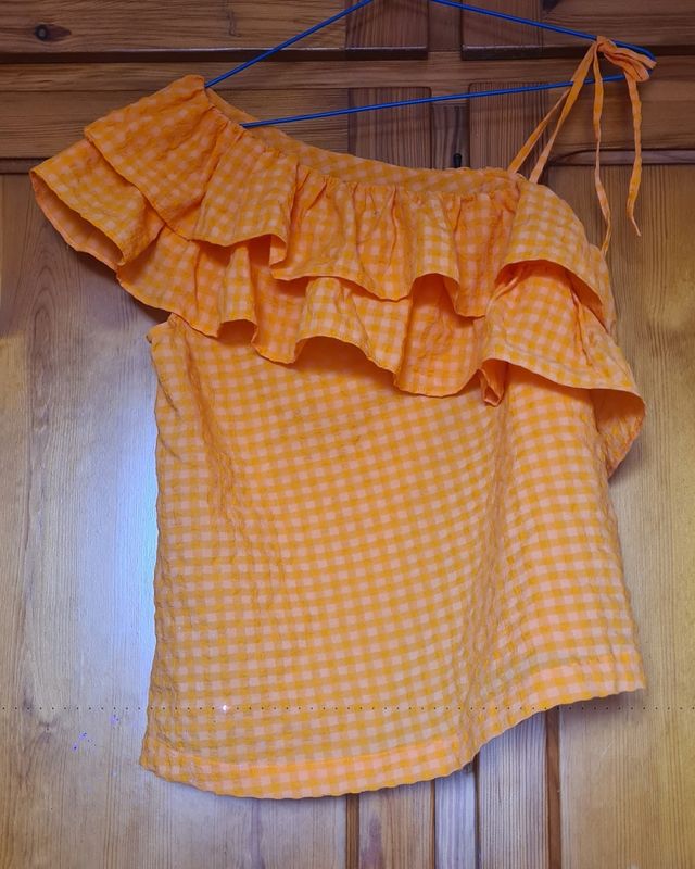 Blusa Benetton naranja hombro descubierto