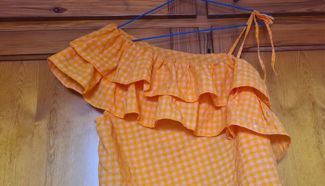 Blusa Benetton naranja hombro descubierto