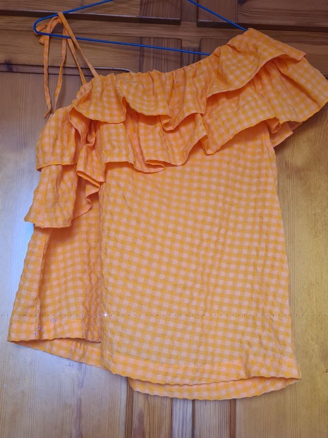 Blusa Benetton naranja hombro descubierto