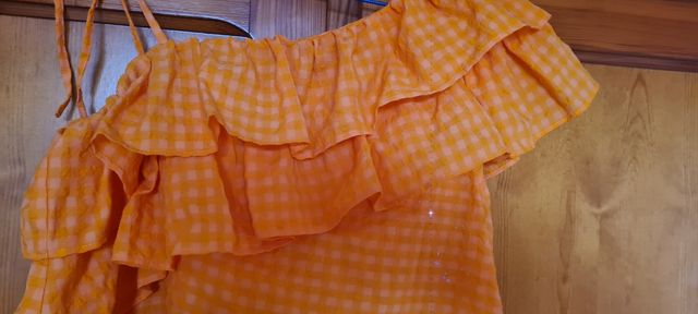 Blusa Benetton naranja hombro descubierto