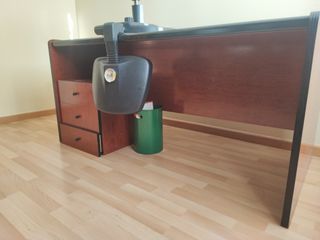 Oficina completa: mesa despacho y 2 estanterías.