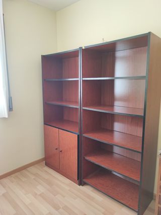 Oficina completa: mesa despacho y 2 estanterías.