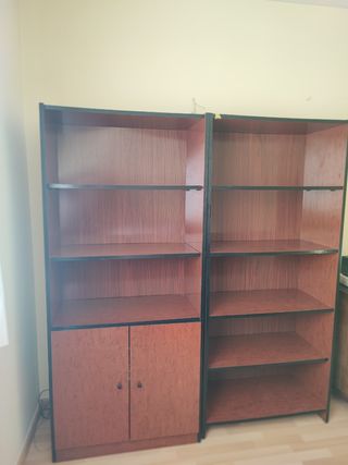 Oficina completa: mesa despacho y 2 estanterías.