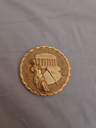 Medalla pintura escultura dorada