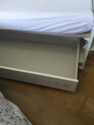 Cuna bebé blanca con ruedas 