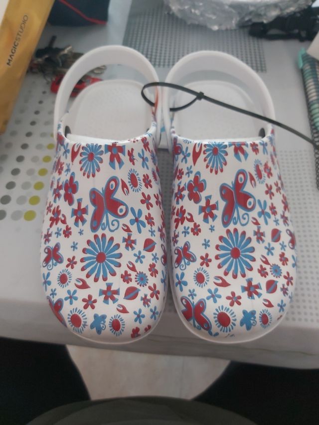 Zuecos infantiles blancos con flores