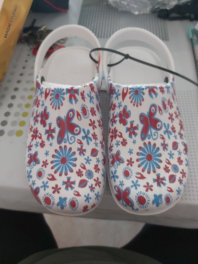 Zuecos infantiles blancos con flores