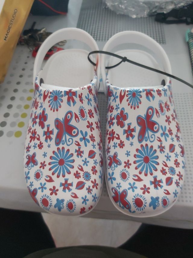 Zuecos infantiles blancos con flores