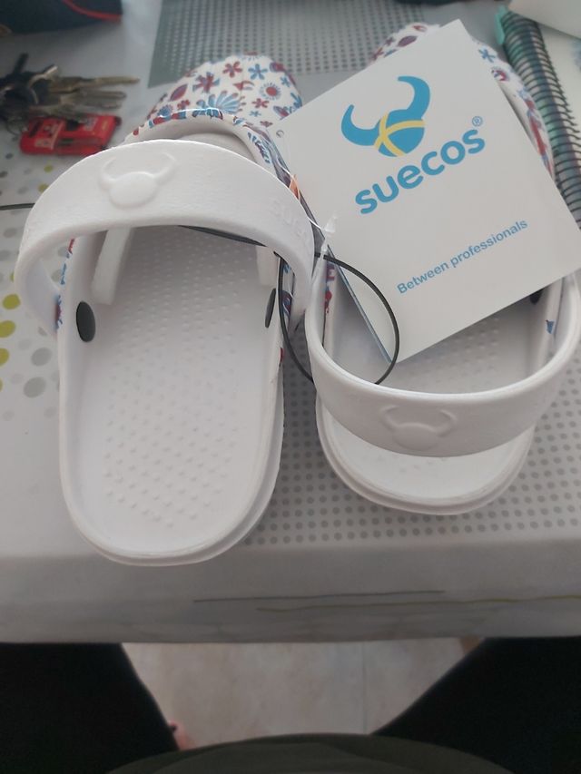 Zuecos infantiles blancos con flores