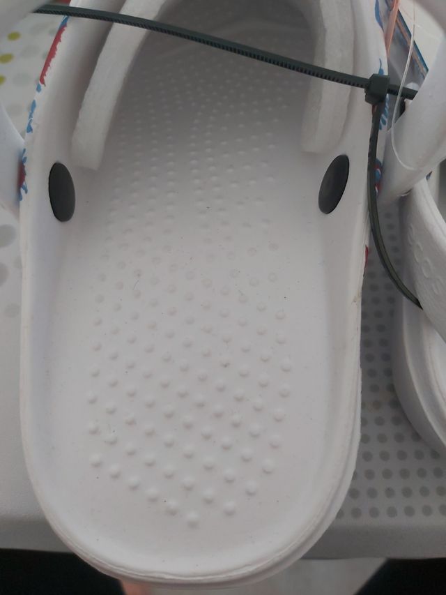 Zuecos infantiles blancos con flores