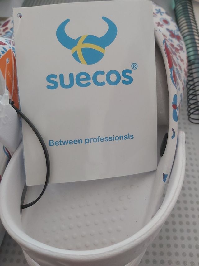 Zuecos infantiles blancos con flores