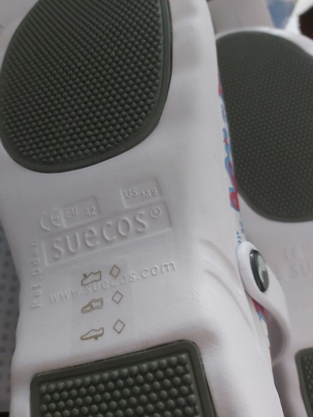 Zuecos infantiles blancos con flores