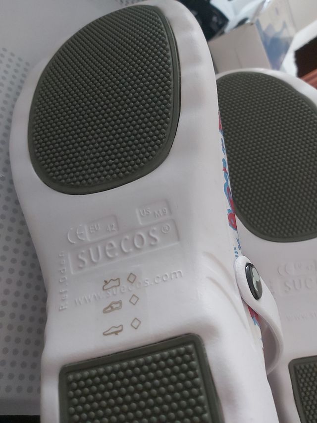 Zuecos infantiles blancos con flores