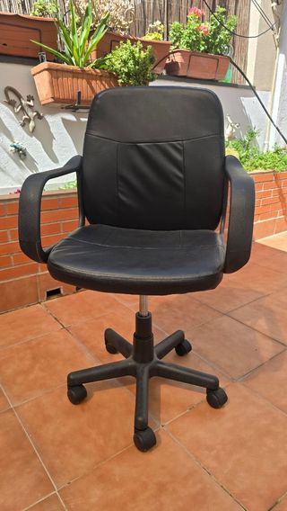 Silla oficina giratoria negra con posabrazos