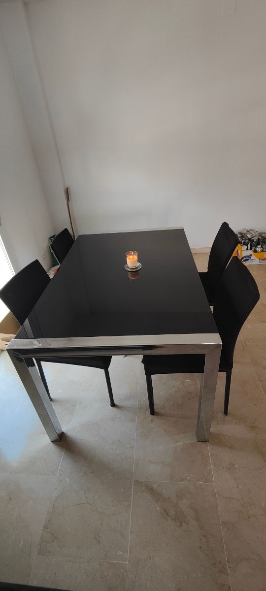 Mesa comedor negra y plata