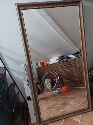 Espejo grande con marco en madera con dorado. 
