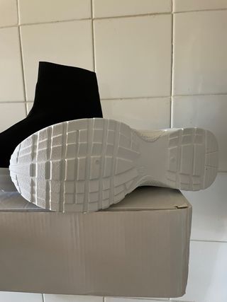 Botas deportivas negras y blancas