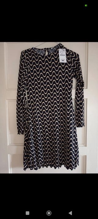 Vestido Stradivarius negro y beige