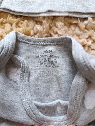 2 bodies bebé + gorros (2-4 meses)