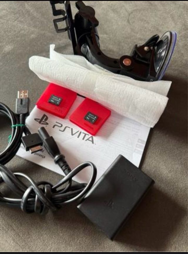 Cargador Original PSVITA con extras