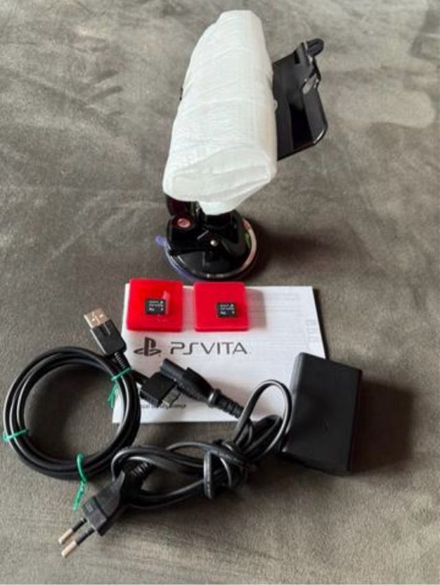 Cargador Original PSVITA con extras