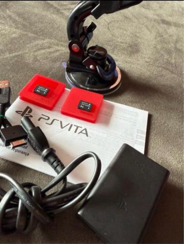 Cargador Original PSVITA con extras