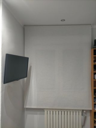 Estor enrollable beige para ventana