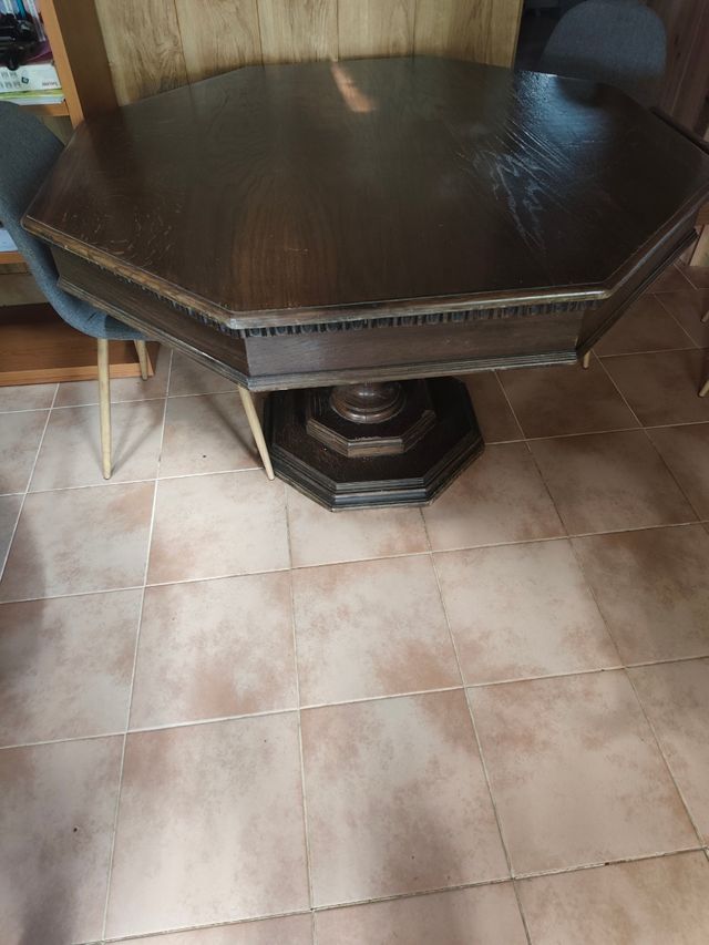 Mesa de madera oscura octogonal