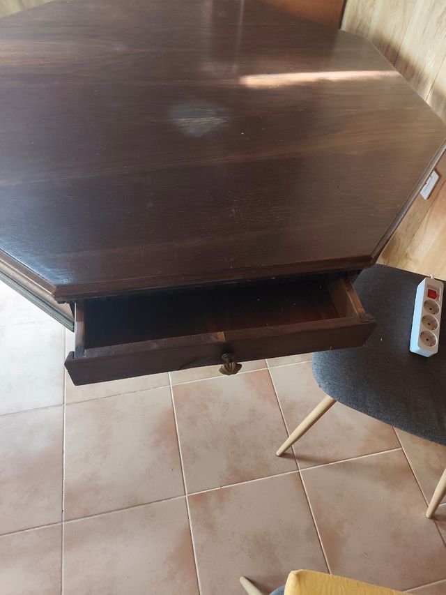 Mesa de madera oscura octogonal