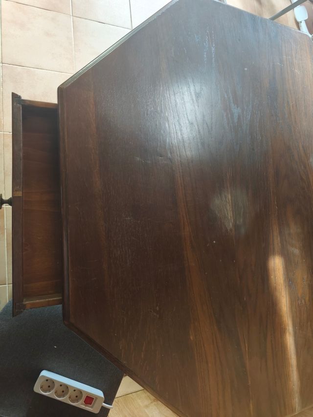 Mesa de madera oscura octogonal