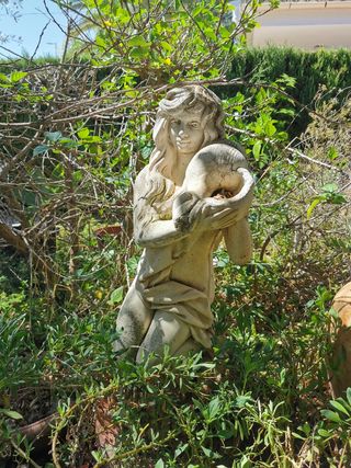 Escultura de jardín - Mujer con ánfora