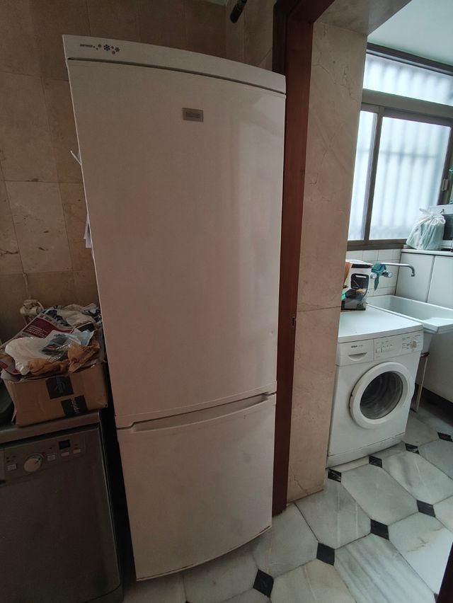 SE REGALA Nevera con congelador Zanussi