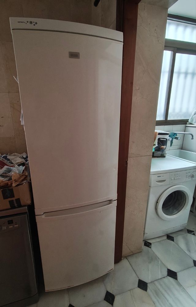 SE REGALA Nevera con congelador Zanussi