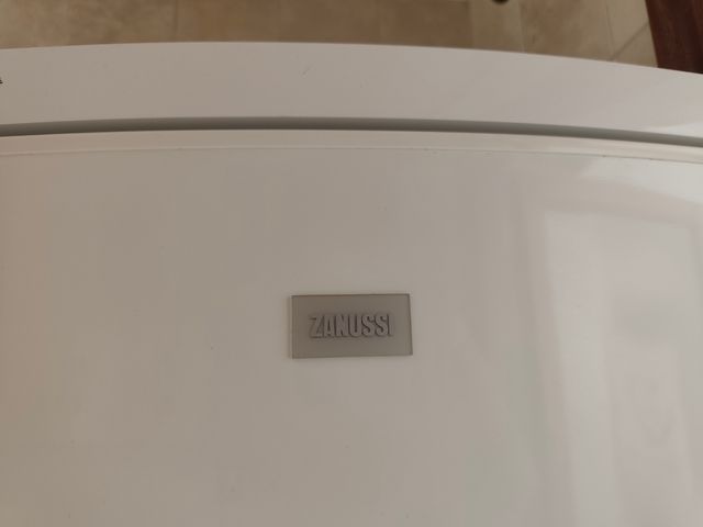 SE REGALA Nevera con congelador Zanussi