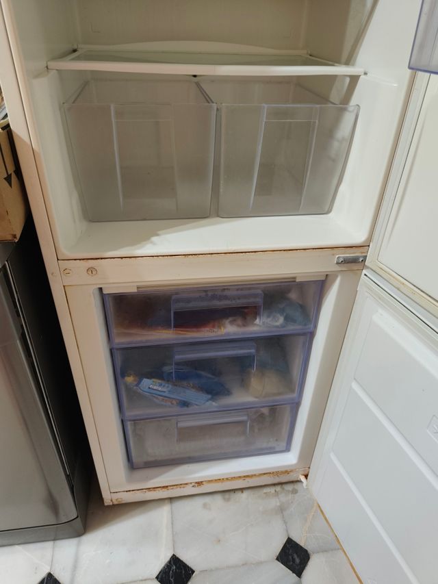 SE REGALA Nevera con congelador Zanussi