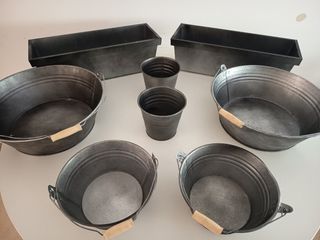 Cubos y jardineras metálicas grises