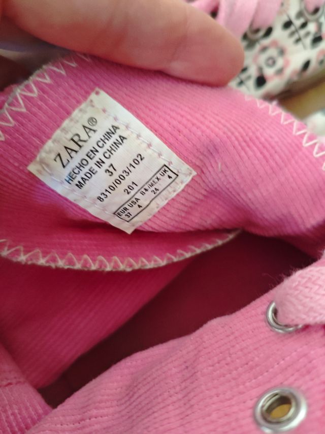 Zapatillas blancas y rosas de flores